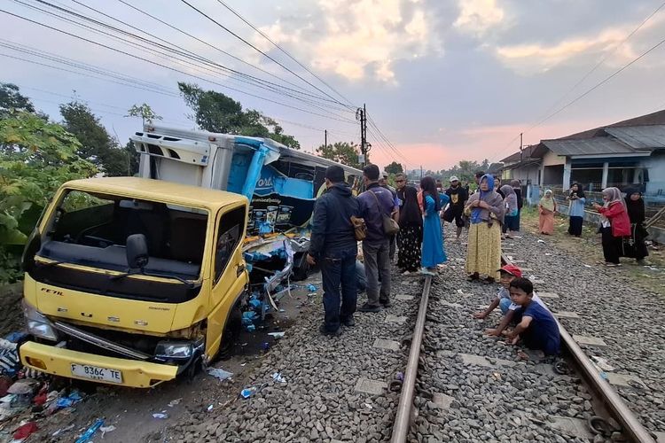 Truk Box Tertabrak KA Pangrango di Sukabumi, 1 Tewas dan 2 Luka Berat