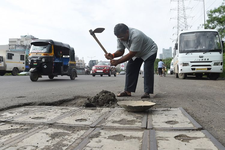 Dadaro Bilhore (48), selama tiga tahun terakhir berjuang menutup lubang jalan di kota Mumbai, India. Dia melakukan hal ini setelah putranya meninggal dunia dalam kecelakaan setelah sepeda motornya terpelanting karena melindas lubang jalan.