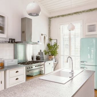 Ilustrasi dapur dengan sentuhan warna hijau mint. 