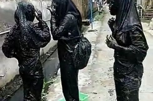 Viral Video 4 Siswi SD Berboncengan Satu Motor Tercebur Got, Hitam Pekat Seperti Venom