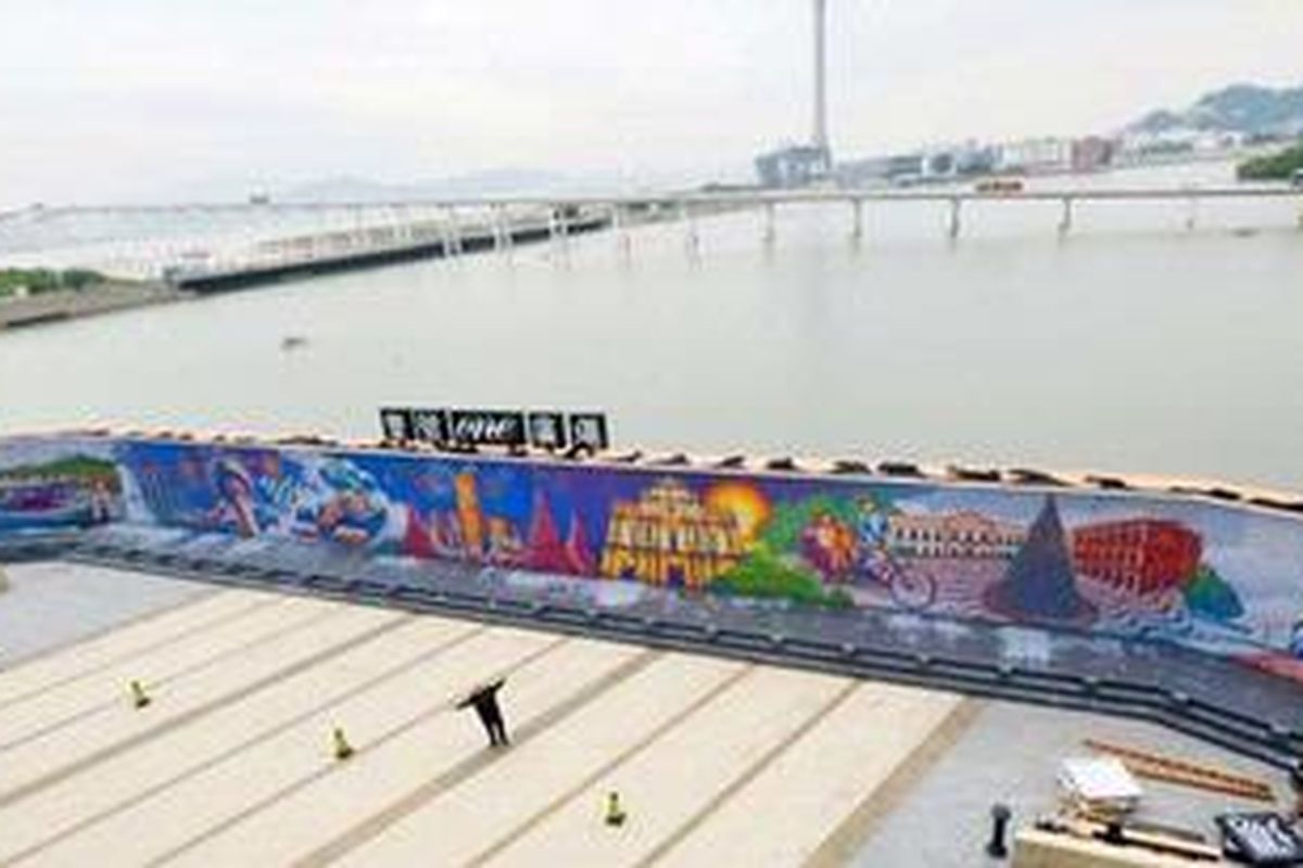 Untuk tembok pemecah rekor ini, ke-85.794 Kubus Rubik tentu saja membentuk mozaik raksasa. Mozaik tersebut merupakan mozaik terbesar yang dibuat dari Kubus Rubik berukuran panjang 67 meter dan tinggi 3,9 meter.