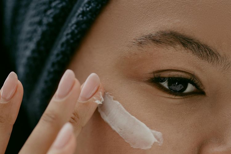 Banyak Orang Masih Salah Pakai Eye Cream, Dokter Kulit Ungkap Caranya