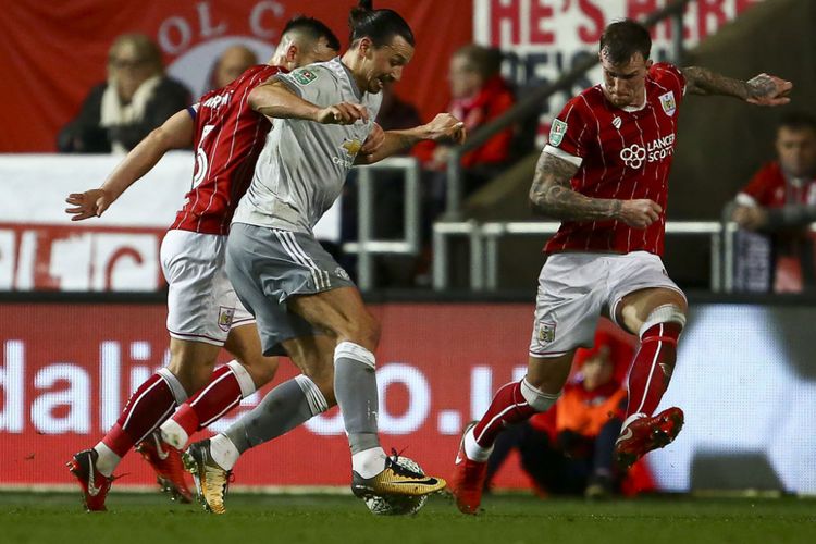 Zlatan Ibrahimovic mencoba melewati penjagaan pemain Bristol City pada pertandingan Piala Liga Inggris di Stadion Ashton Gate, Rabu (20/12/2017).