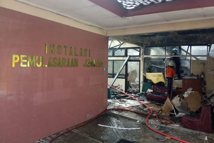 Pemadam kebakaran berupaya memadamkan api yang membakar kamar jenazah RSUD Salatiga. Kerugian akibat kejadian ini diperkirakan mencapai Rp 1 miliar.