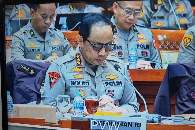 Wakil Kepala Kepolisian Negara Republik Indonesia (Wakapolri) Komjen Gatot Eddy Pramono di layar televisi dari Ruang Rapat Komisi III DPR RI, Senayan, Jakarta, Senin (5/6/2023).