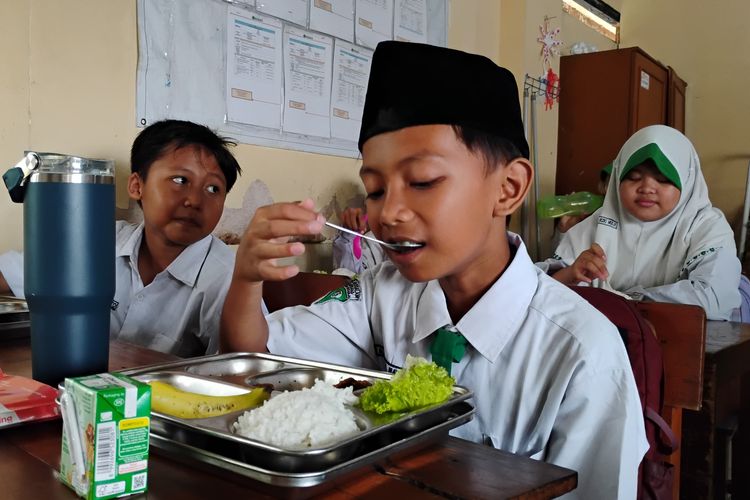 Siswa MI di Sidoarjo Surati Presiden: Ingin Ikut Upacara Bendera Sama Pak Prabowo