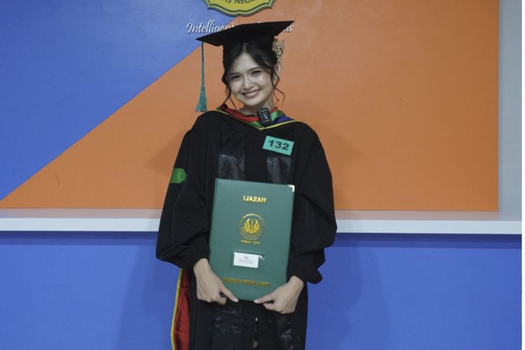 Indah Cahya Nabila atau yang dikenal Indah JKT48 berhasil menyelesaikan pendidikan tinggi dan meraih sarjana Universitas Negeri Jakarta (UNJ).