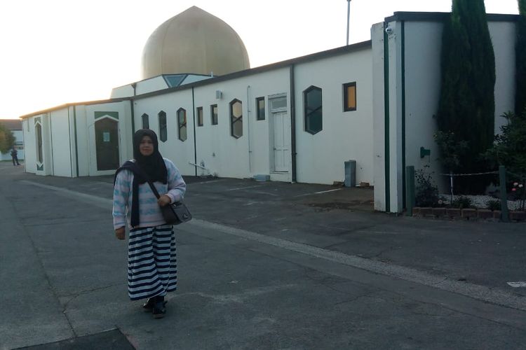 Yulierma, kakak korban penembakan Selandia Baru, berfoto saat mengunjungi Masjid Al Noor Selandia Baru, Minggu (24/3/2019).
