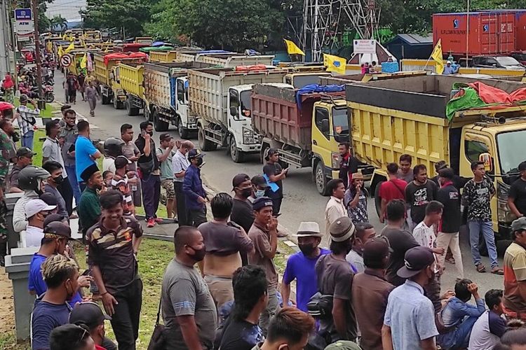 Ratusan massa dari sopir dan mahasiswa melakukan aksi demo di gerbang menuju kantor Pertaminai di Balikpapan, Kalimantan Timur, terkait kelangkaan solar.