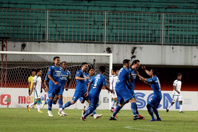 Pemain Persib Bandung melakukan selebrasi seusai mencetak gol ke gawang Persebaya Surabaya saat laga babak 8 besar Piala Menpora 2021 yang berakhir dengan skor 3-2 di Stadion Maguwoharjo Sleman, Minggu (11/04/2021) malam.