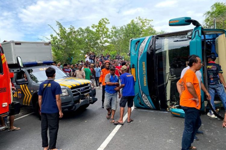 Tiga orang tewas dalam kecelakaan maut bus pariwisata di jalan Dlingo-Imogiri, Kapanewon (Kabupaten) Imogiri, Kabupaten Bantul, Daerah Istimewa Yogyakarta (DIY), Kamis (8/2/2024).