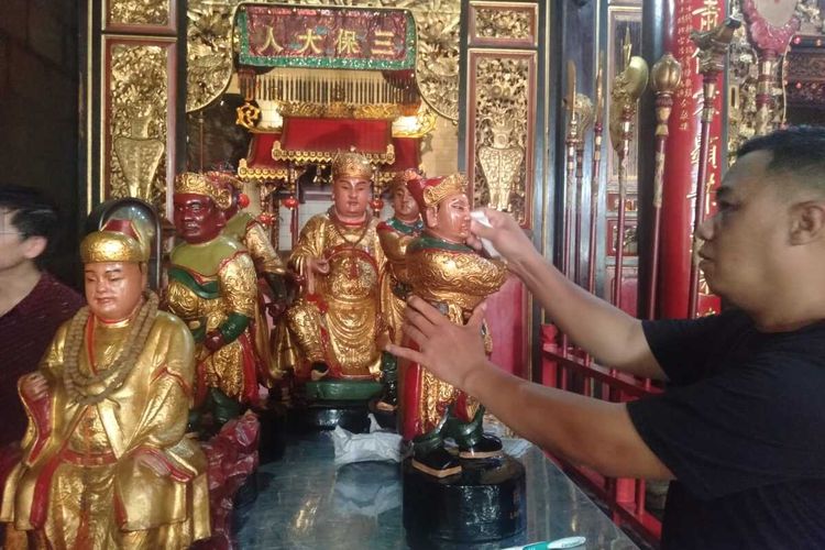 Ratusan patung dewa dewi di Klenteng Tay Kak Sie Semarang mulai dibersihkan. Selasa (17/1/2023).