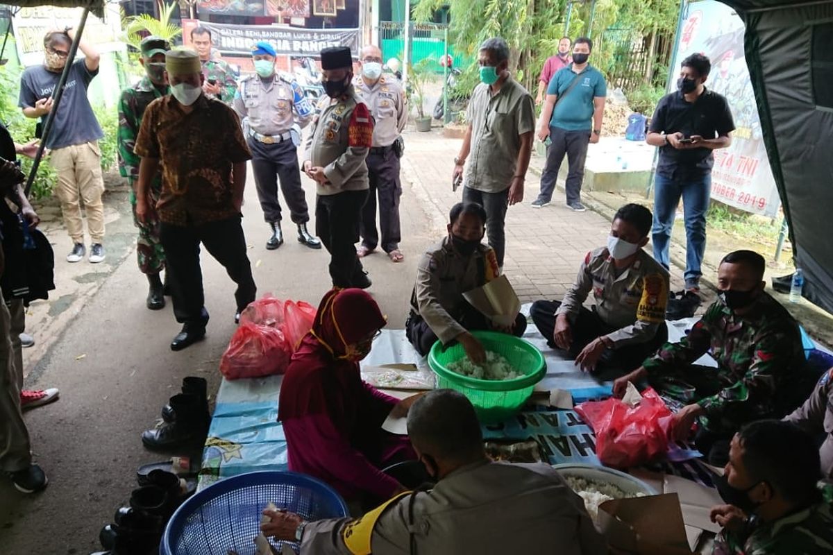 Suasana Dapur Umum Jatiuwung Kota Tangerang, Kamis (11/6/2020)