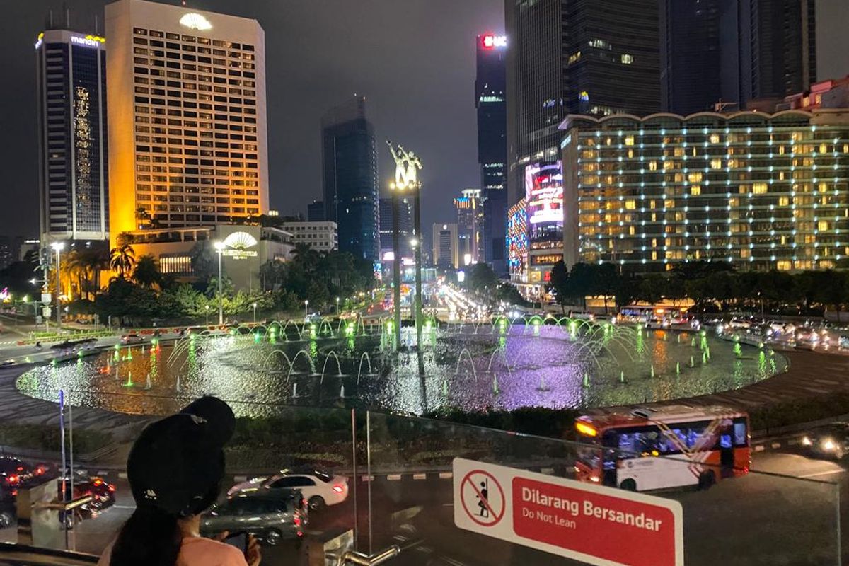 Pemandangan dan spot foto di anjungan halte Bundaran HI yang baru saja direvitalisasi, Minggu (16/10/2022). 