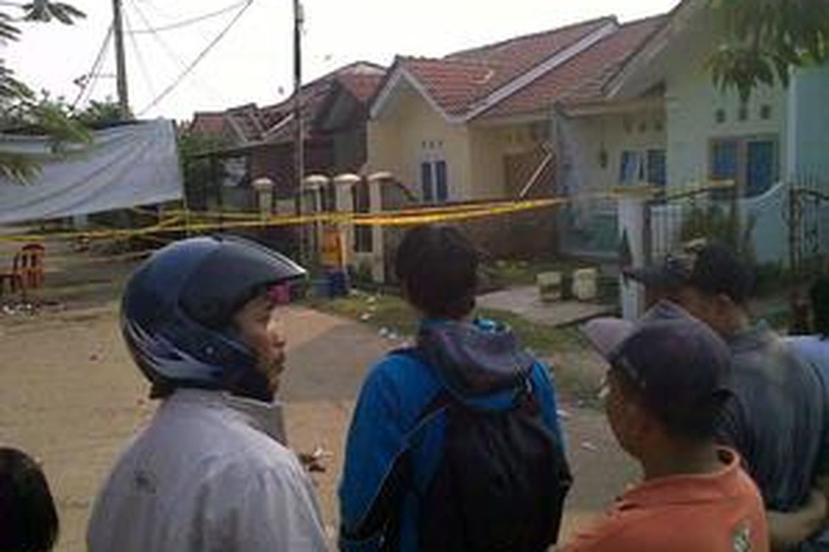 Para warga pada melihat rumah yang disewa Achmad Ferry, anggota teroris jaringan Noordin M Top. Rumah tersebut terletak di Perumahan Puri Nusaphala Jatiasih Bekasi (9/8).