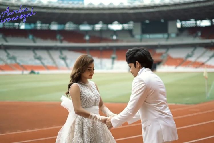 Aurel Hermansyah dan Atta Halilintar menjalani foto prewedding di GBK Senayan, Jakarta. 