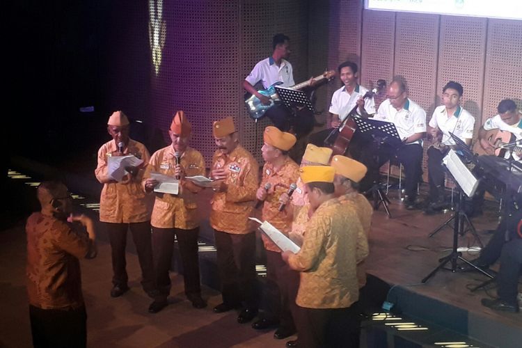 Para veteran menyanyikan beberapa lagu keroncong dalam pertunjukan Tembang Keroncong untuk Pejuang yang diadakan di Galeri Indonesia Kaya, Grand Indonesia, Jakarta Pusat, Sabtu (19/8/2017).