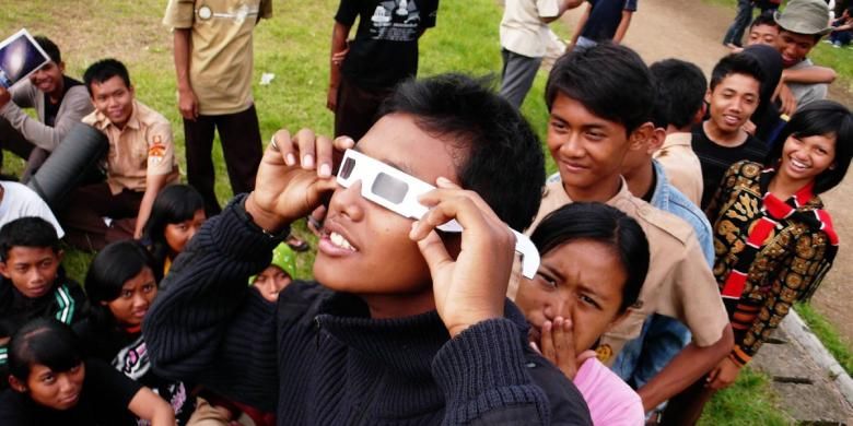 Sejumlah anak-anak mengantre menggunakan kacamata khusus untuk melihat gerhana saat pengamatan peristiwa gerhana matahari cincin terlihat jelas di Lapangan Sepakbola Universitas Lampung (Unila), Bandar Lampung, Lampung, Senin (26/1/2009).