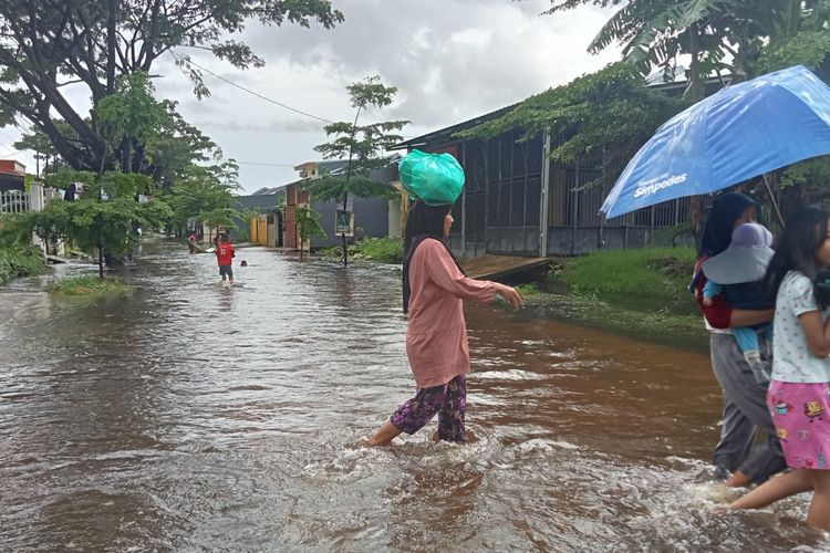 Warga yang mulai meninggalkan kediamannya mengantisipasi air semakin tinggi di kawasan Blok 10 Perumnas Antang, Kecamatan Manggala, Kota Makassar, Sulsel, Rabu (17/1/2024).