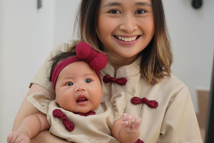 Gritte Agatha mengenakan outfit Imlek yang stylish.