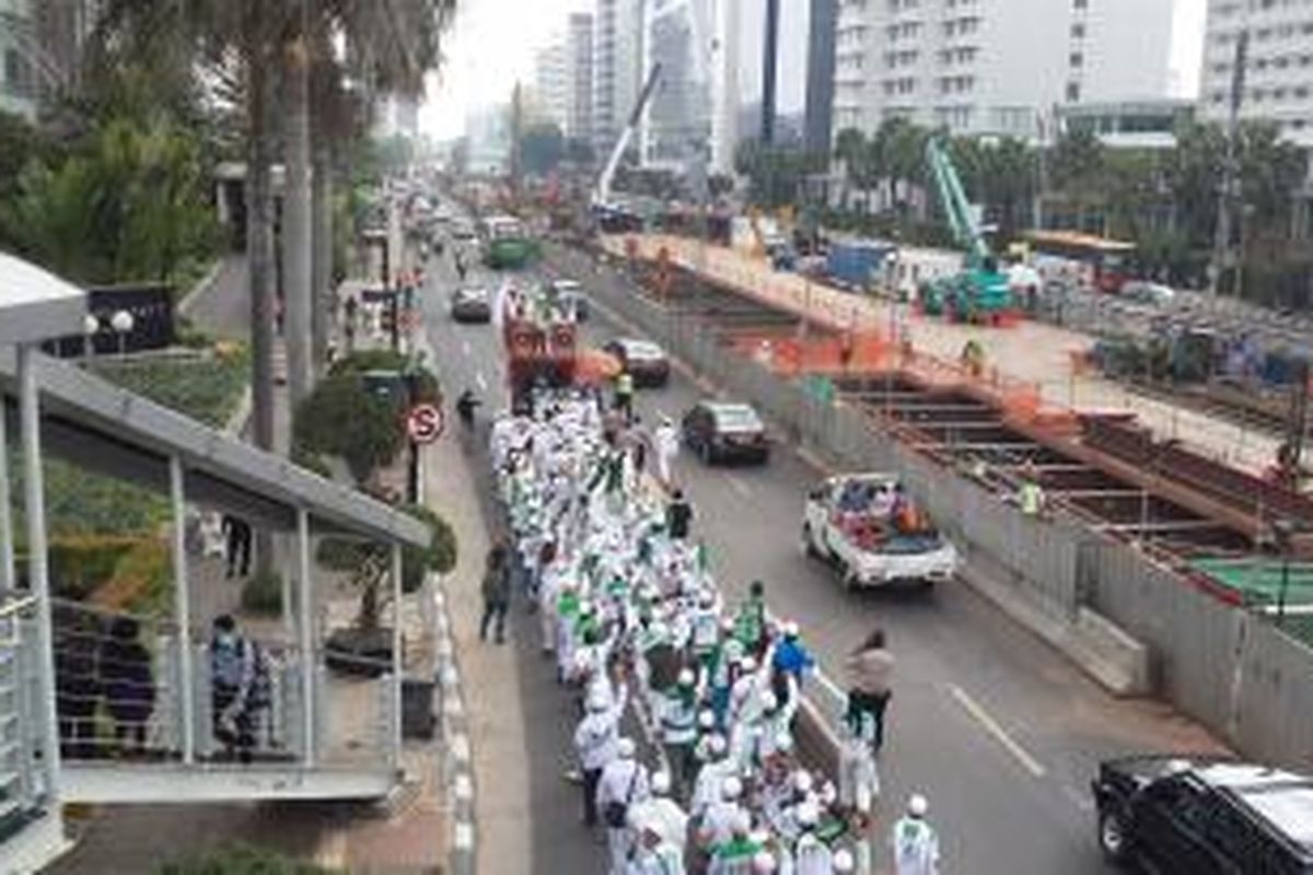 Massa Gerakan Masyarakat Jakarta (GMJ) bergerak dari Bundaran HI menuju Gedung DPRD DKI Jakarta, Senin (1/5/2015).