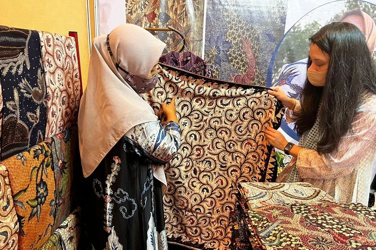 Inovasi Dosen Unitomo-Untag: Batik Tanjungbumi Bangkalan Naik Kelas Lewat Teknologi Digital dan Tren Fashion