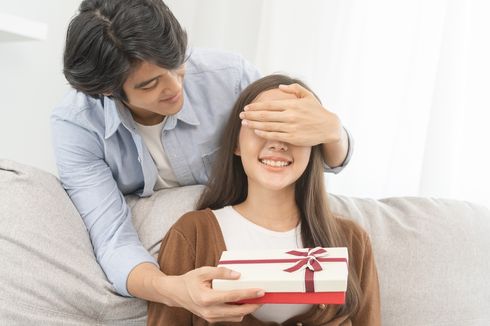 Patut Dirayakan, Anniversary Pasangan Muda Semakin Romantis dengan 3 Hadiah Berikut