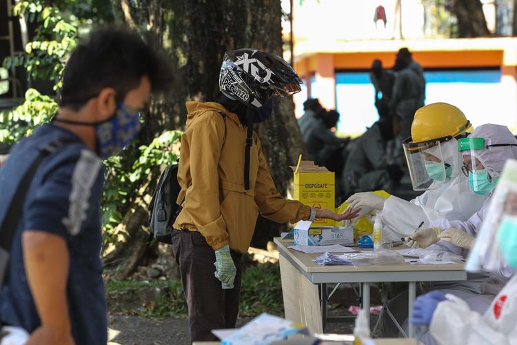 Petugas medis Dinas Kesehatan Kota Bogor melakukan rapid test Covid-19 massal di GOR Pajajaran Bogor, Sabtu (16/5/2020). Rapid test massal guna mencegah penyebaran virus Covid-19.