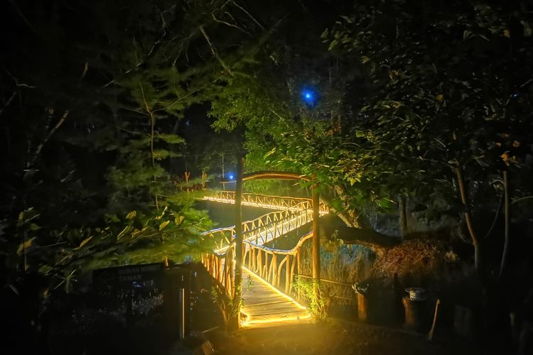 Jembatan Jomblo di tempat wisata Seribu Batu Songgo Langit, salah satu tempat wisata malam di Yogyakarta.