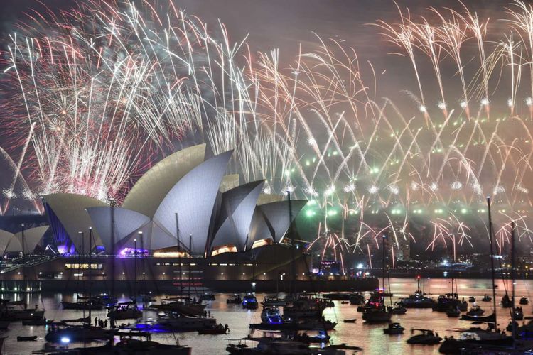 Pesta kembang api di Harbour Bridge dan Opera House pada perayaan menyambut tahun baru di Australia, Selasa (1/1/2019).