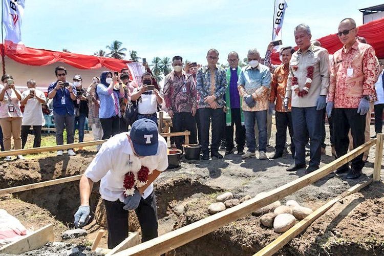 Menteri Koperasi dan UKM (MenKopUKM) Teten Masduki meletakkan Batu Pertama Rumah Produksi Berrsama (RPB) Produk Kelapa di Kabupaten Minahasa Selatan, Sulawesi Utara pada Jumat (23/9/2022).