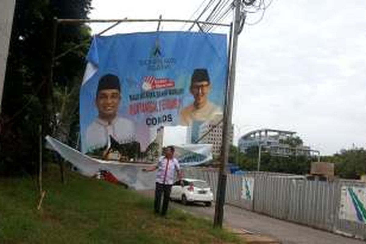 Tim sukses calon gubernur DKI Jakarta nomor tiga Anies Baswedan saat memperlihatkan lokasi spanduk yang dirusak di Jalan Lebak Bulus Dalam, Cilandak, Jakarta Selatan, Rabu (4/1/2017).