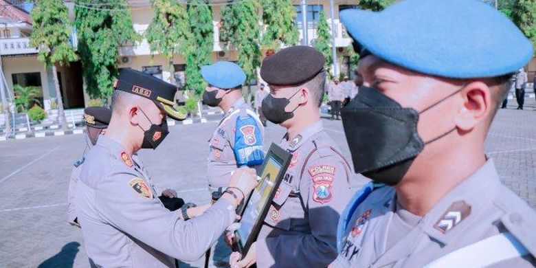 Kapolres Situbondo, AKBP Andi Sinjaya saat melakukan proses pemecatan terhadap anggotanya. 