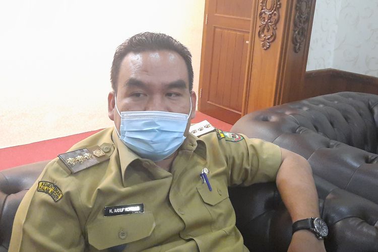 Bupati Blora, Arief Rohman memberikan penjelasan kepada wartawan usai rapat perdana di Kantor Bupati Blora, Senin (1/3/2021)