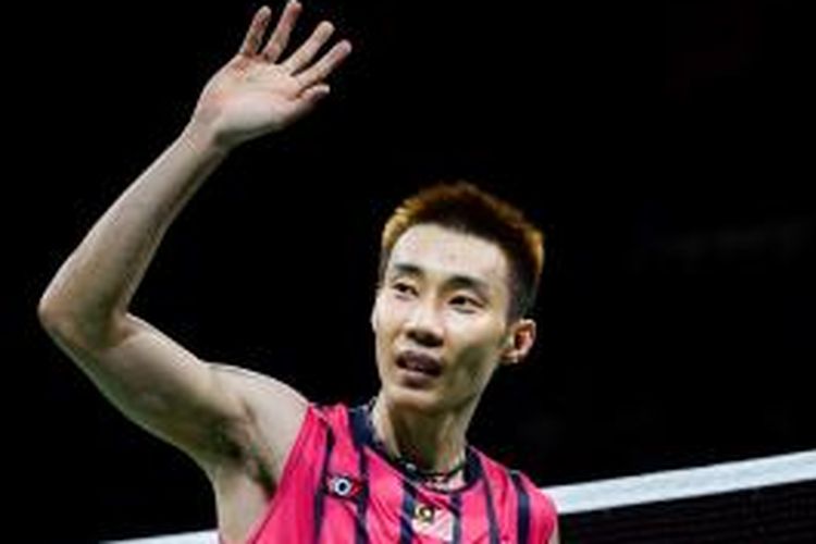 Pebulu tangkis Malaysia, Lee Chong Wei, melambaikan tangan ke penonton setelah meraih kemenangan atas pemain Denmark, Viktor Axelsen, pada laga semifinal Kejuaraan Dunia 2014 di Ballerup Super Arena, Kopenhagen, Denmark, Sabtu (30/82014).