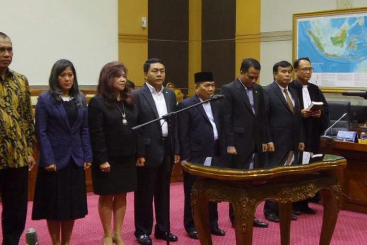 Pelantikan tujuh anggota tim pengawas intelijen dari Komisi I DPR di Kompleks Parlemen, Senayan, Jakarta, Rabu (25/1/2017).