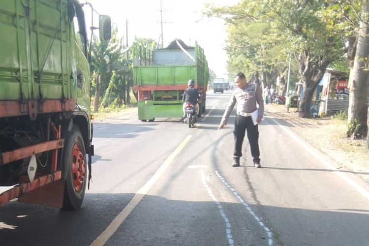 Polisi menunjukkan lokasi pelajar yang tewas tertabrak truk di Jalan Raya Desa Semampir, Kecamatan Cerme, Gresik, Jawa Timur.
