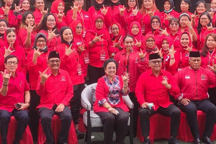 Ketua Umum PDI-P Megawati Soekarnoputri berpose salam metal identik salam PDI-P bersama jajaran pengurus partao dan ratusan kader perempuan PDI-P di Sekolah Partai, Lenteng Agung, Jakarta, Kamis (23/2/2023).
