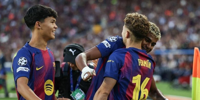 Fermin Lopez (16) merayakan gol denganLamine Yamal dan Pedro Dro Fernandez Dro dalam laga Liga Champions FC Barcelona vs Olympiakos FC di Estadi Olimpic Lluis Companys di Barcelona pada 21 Oktober 2025. (Foto oleh Josep LAGO / AFP)