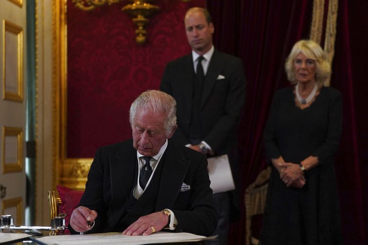 Raja Charles III menandatangani sumpah untuk menegakkan keamanan Gereja di Skotlandia dalam proses Dewan Aksesi di Istana St James, London, Sabtu, 10 September 2022, di mana ia secara resmi dinyatakan sebagai raja.