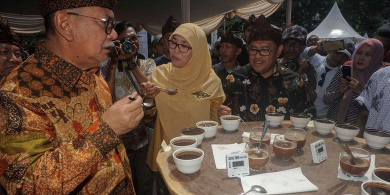 Pada Minggu (19/3/2017), sebanyak 40 pegiat kopi Jawa Barat memeriahkan #NgopiSaraosna Vol. 1 di halaman Gedung Sate, Jalan Diponegoro, Kota Bandung. 