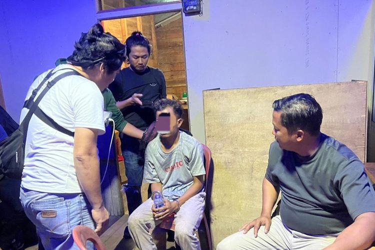 Tim Polsek Rupat saat menangkap NI (23), pelaku pemerkosa anak di bawah umur yang kabur dari Kabupaten Bengkalis ke Kabupaten Kepulauan Meranti, Riau, Senin (12/6/2023).