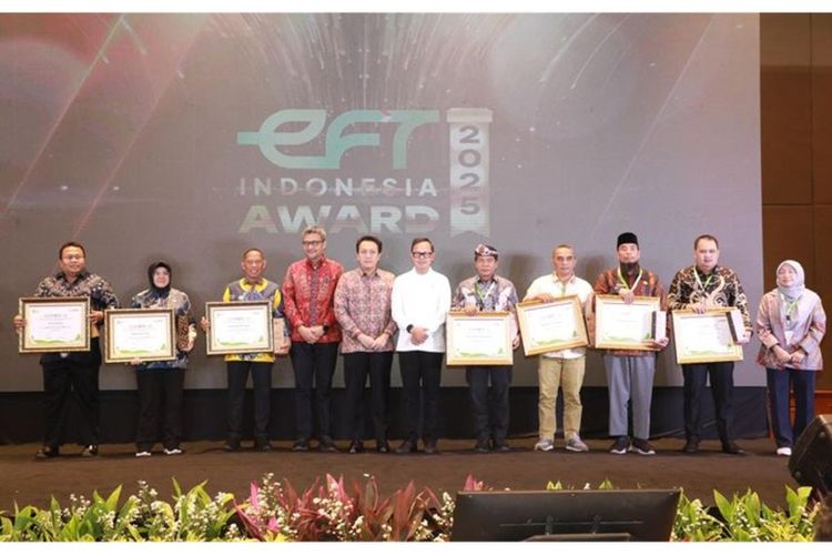 Sejumlah kepala daerah menerima EFT Awards dalam Konferensi Nasional Pendanaan Ekologis Ke-6 yang diinisiasi oleh KMS-PE digelar di Jakarta, Selasa (5/8/2025).