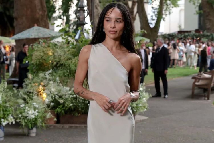 Zoë Kravitz Tampil Serba Putih di London, Cincin Tunangannya dengan Harry Styles Jadi Sorotan