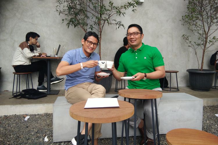 Gubernur Jawa Barat Ridwan Kamil bersama calon wakil presiden nomor urut 02 Sandiaga Uno saat ngopi bareng di kedai kopi Yumaju, Bandung, Rabu (23/1/2019). 