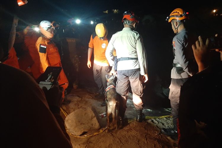 Proses pencarian satu orang yang tertimbun lonsoran tanah dinding galian talud proyek perumahan di daerah Wedomartani, Kapanewon Ngemplak, Kabupaten Sleman melibatkan anjing pelacak K9 dari Polda DIY