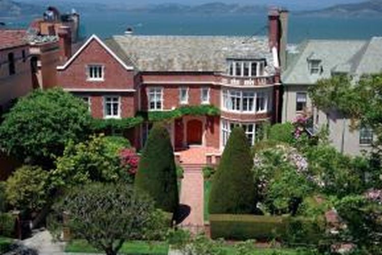 Marissa Mayer dan suaminya dikabarkan telah membeli sebuah rumah bergaya tudor seharga 30 juta dollar AS.