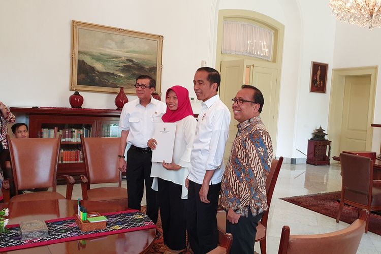 Baiq Nuril Maqnun bertemu dengan Presiden Joko Widodo. Pertemuan berlangsung di Istana Kepresidenan Bogor, Jumat (2/9/2019). Dalam pertemuan itu, pemerintah menyerahkan salinan keputusan presiden tentang amnesti kepada Nuril. 