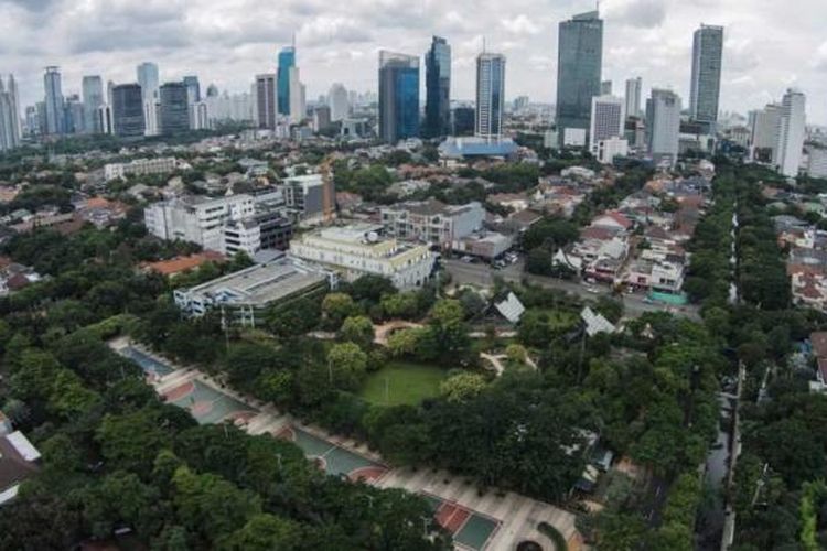 Taman Menteng, Jakarta Pusat, dilihat dari udara, Jumat (6/2/2015). Ruang terbuka hijau menjadi salah satu penyeimbang dan oasis di tengah belantara gedung kota.