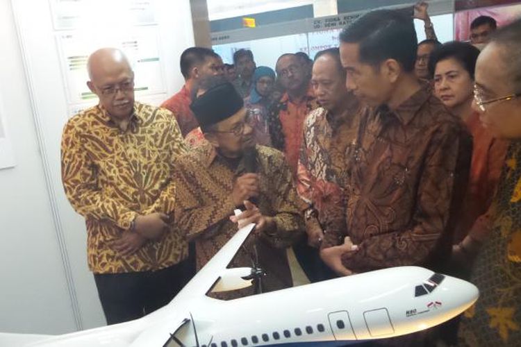 Presiden Ketiga RI BJ Habibie menunjukkan miniatur pesawat R80 ke Presiden Joko Widodo di Puspitek, Tangerang, Senin (13/4/2015). Pesawat itu rencananya akan dibuat oleh Regio Aviasi Industri yang ingin dimiliki Habibie. 